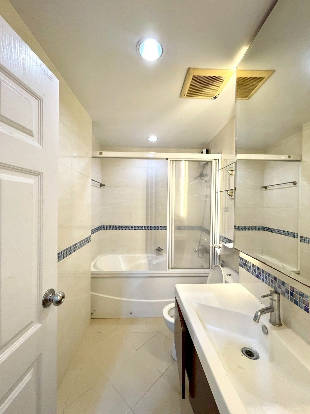 For SaleCondoRatchadapisek, Huaikwang, Suttisan : 2 bedrooms, 2 bathrooms, looking down, next to Huai Khwang MRT! ☄️Life@Ratchada-Huai Khwang, size 55 sq m, only 5.XX million ☄️ Very good value, can make an appointment to view 📞081-152-6154 Ya (Agent), location in the heart of a non-sleeping area.