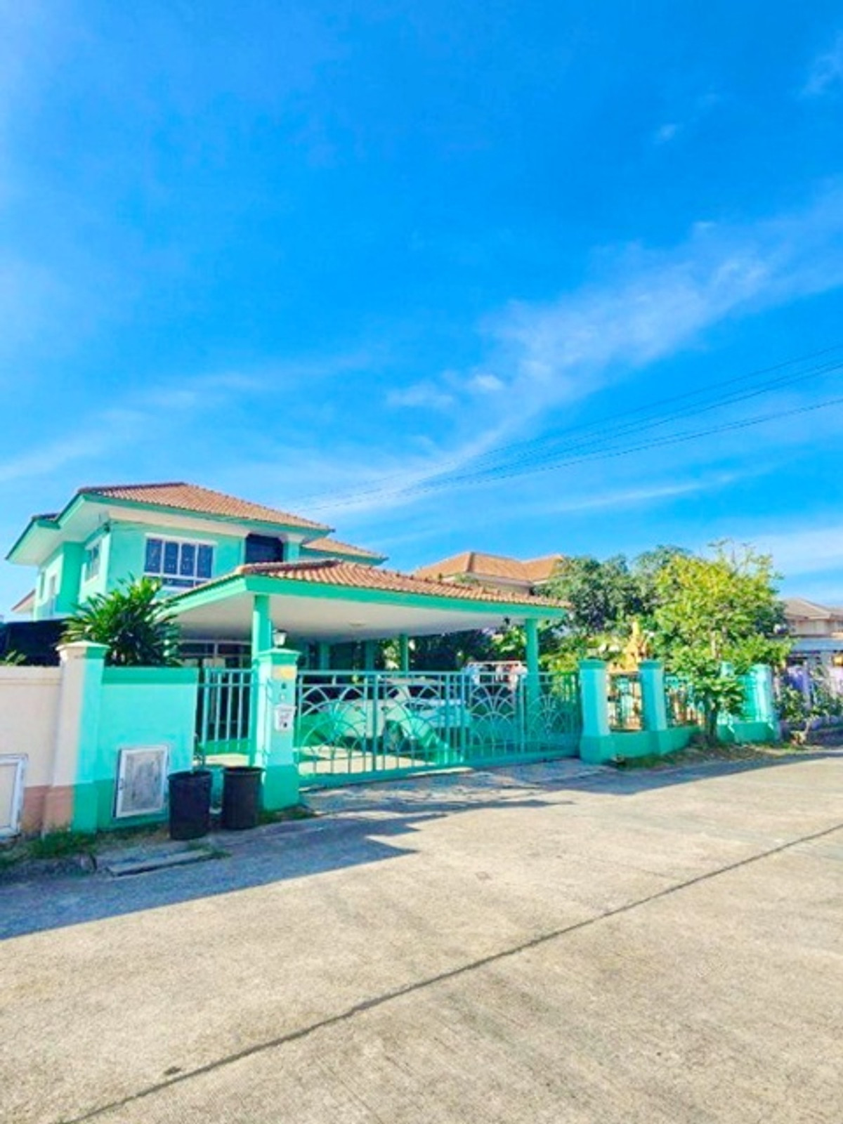 For RentHouseMin Buri, Romklao : Phassorn Flora ville Royal ville BuengKlo Industrial Estate 1.4km. 2-story house for rent fully fur