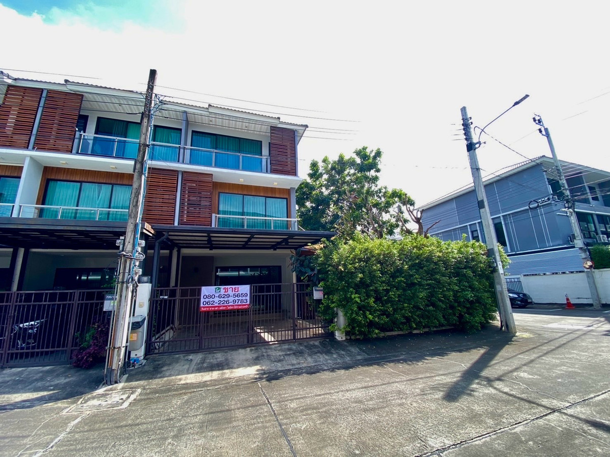 ขายบ้านลาดพร้าว101 แฮปปี้แลนด์ : ขายทาวน์โฮม 3 ชั้น ศุภาลัย เอสเซ้นส์ ลาดพร้าว | ทาวน์โฮมหลังใหญ่ Built-in สวย พื้นที่สวนข้างบ้านร่มรื่น ให้ความเป็นส่วนตัวเหมือนบ้านเดี่ยว ใกล้ MRT ลาดพร้าว 101