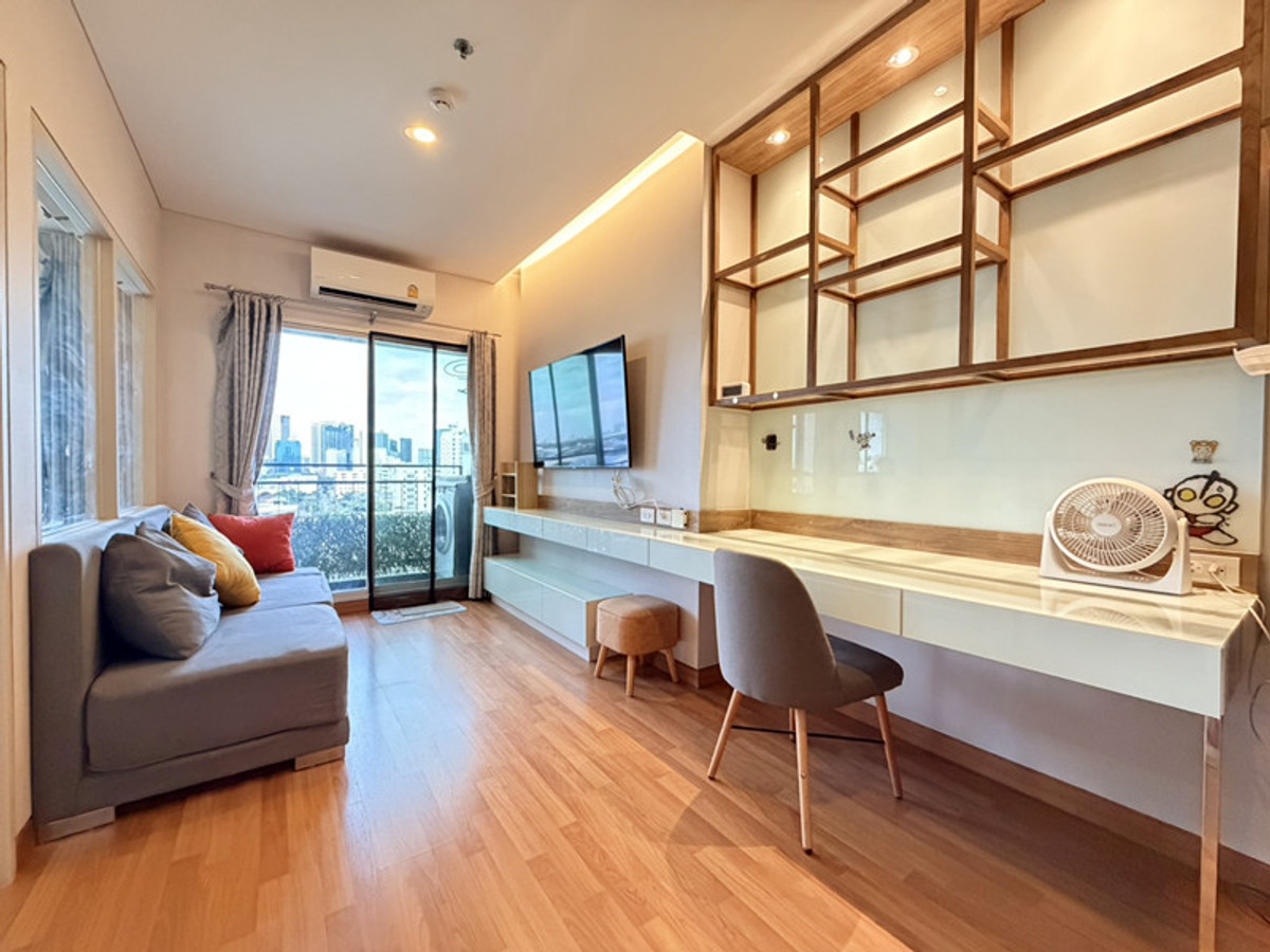 For RentCondoSapankwai,Jatujak : Cheap corner room for rent!! Lumpini Park Vibhavadi - Chatuchak, 9th floor, size 29.29 sq m., fully furnished, 60-inch TV, has an air purifier. Never rented out before Just carry your bag and move in.