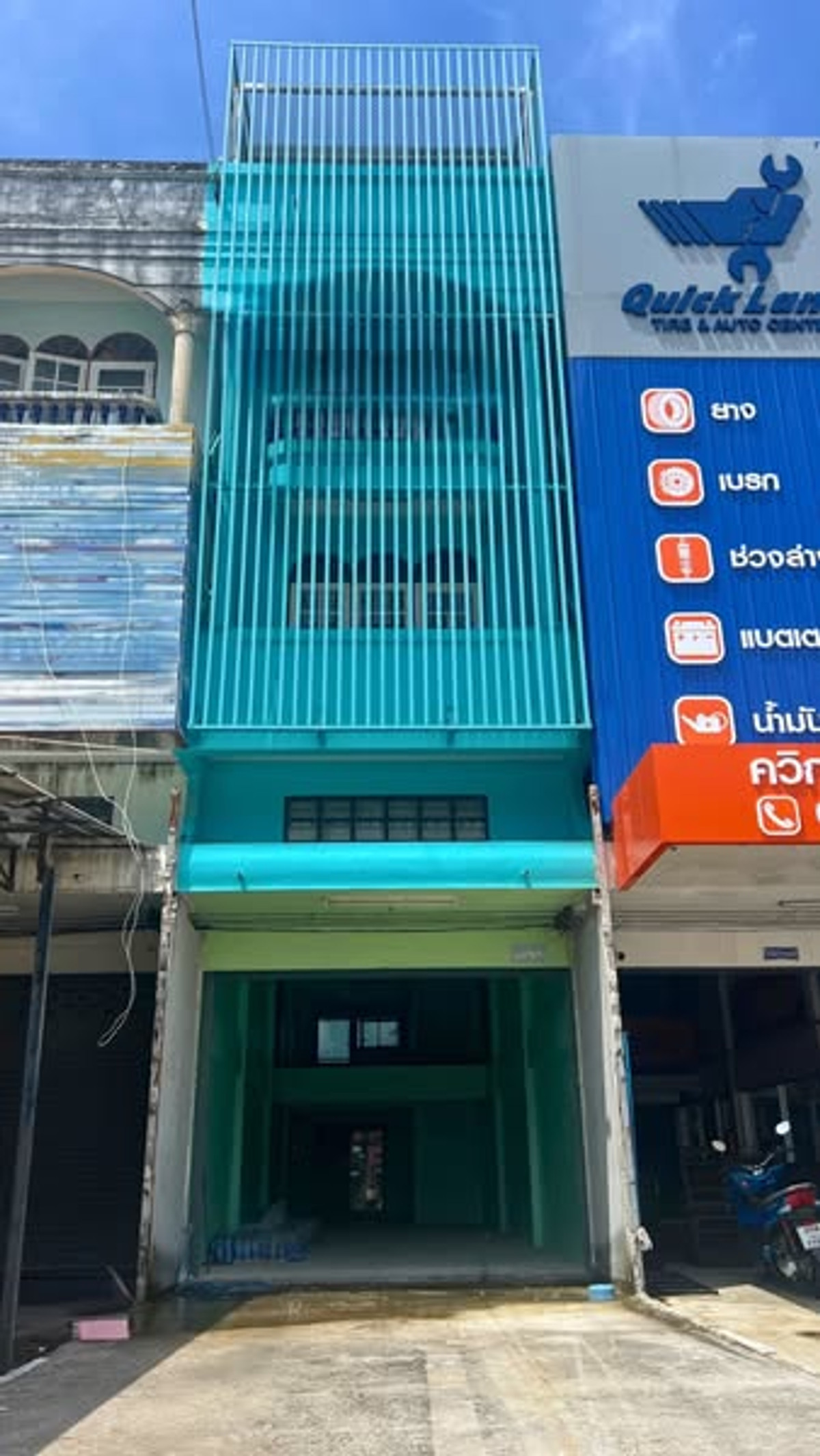 For SaleShop HouseRayong : Commercial building for sale, 3 and a half floors, next to Sukhumvit Road, Ban Chang, Rayong.
