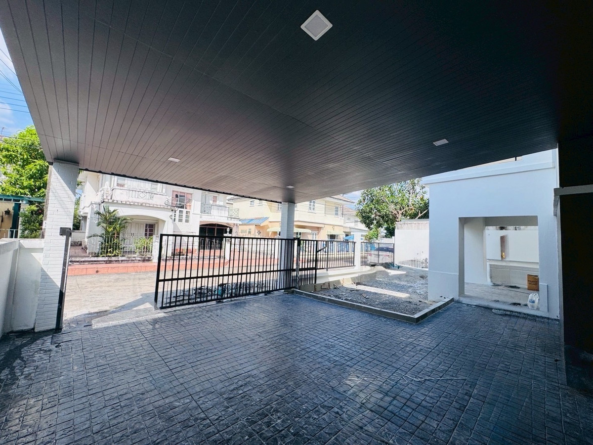 For SaleHouseChaengwatana, Muangthong : Single house for sale in Chaengwattana, Phetwattana Village, along Khlong Prapa, 4 bedrooms, 3 bathrooms, 2 parking spaces, second-hand house, newly decorated.