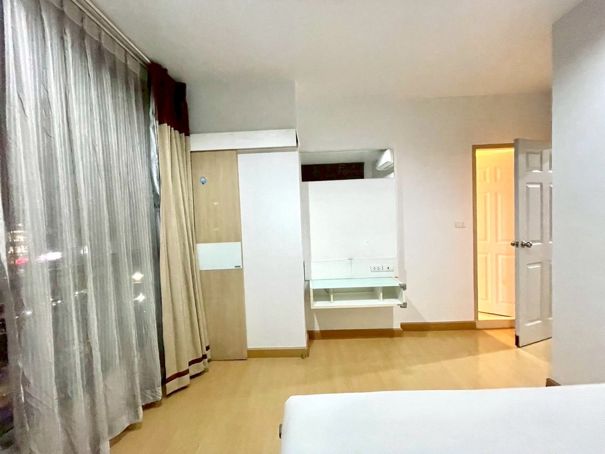For SaleCondoRatchadapisek, Huaikwang, Suttisan : 2 bedrooms, 2 bathrooms, looking down, next to Huai Khwang MRT! ☄️Life@Ratchada-Huai Khwang, size 55 sq m, only 5.XX million ☄️ Very good value, can make an appointment to view 📞081-152-6154 Ya (Agent), location in the heart of a non-sleeping area.