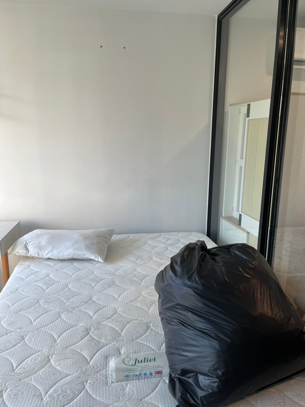 For RentCondoKasetsart, Ratchayothin : Low rise condo, 8 floors high, just built over 1 year ago, still new, near BTS Kasetsart University, there is a shuttle.