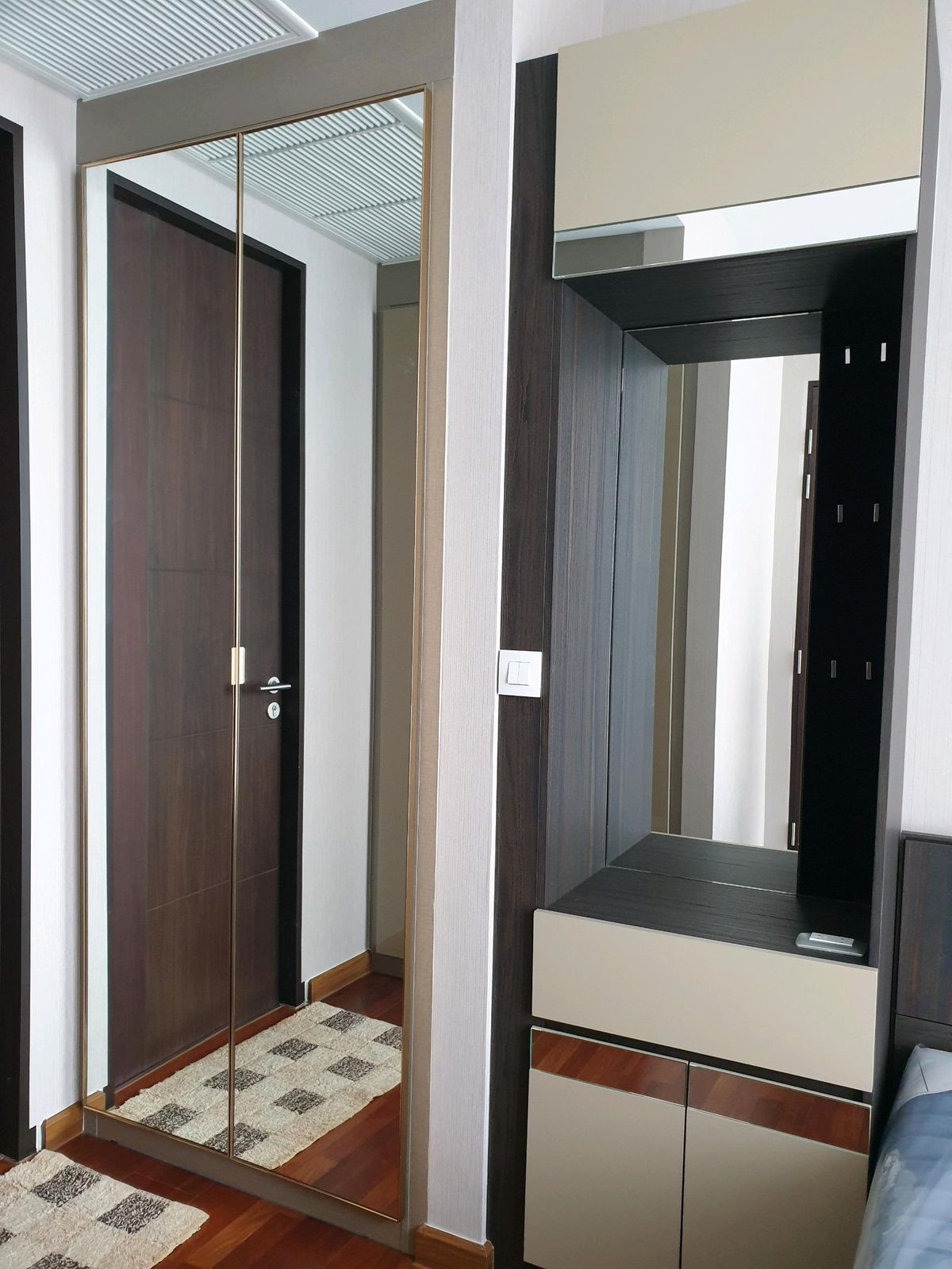 ให้เช่าคอนโดราชเทวี พญาไท : Wish Signature Midtown Siam 1【𝐑𝐄𝐍𝐓】🔥โทนไม้เข้มสุดอบอุ่น เติมเสน่ห์หรูแบบเรียบเท่ในทุกมุม🔥  ติดต่อไลน์ไอดี: @hacondo