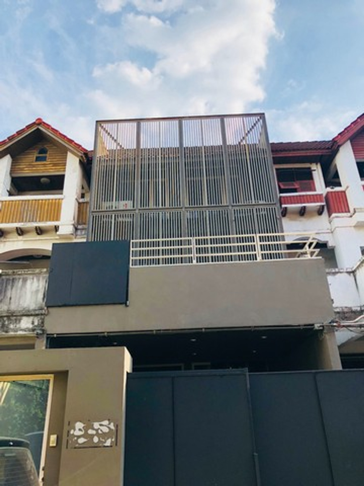 For RentHome OfficeYothinpattana,CDC : Code C6931 Home office for rent, 3 floors, decorated in LOFT style, Rama 9 Road, Soi 19, near Thonglor, Ekamai.