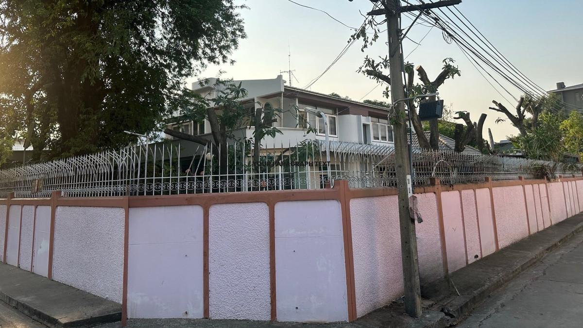 ขายบ้านสุขุมวิท อโศก ทองหล่อ : 🏡 บ้านเดี่ยว - แปลงมุมสุดพิเศษ บนทำเลสุขุมวิท 64 – ใกล้ BTS และทางด่วน |  🏡 2-Storey Corner Residence @ Golden Location - Sukhumvit 64