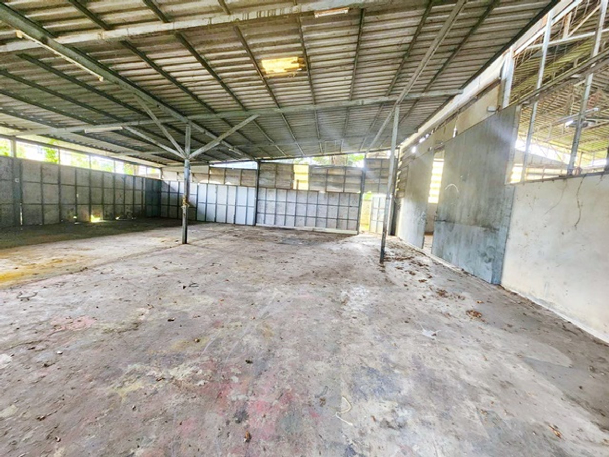 เข้าได้รถบรรทุกใหญ่ 40 ฟุต หนองจอก ให้เช่าโกดัง2ชั้น พร้อมสำนักงาน2ชั้น เกือบ 1ไร่ 372ตร.วา ห้องพักพนักงาน 6ห้อง Loading...