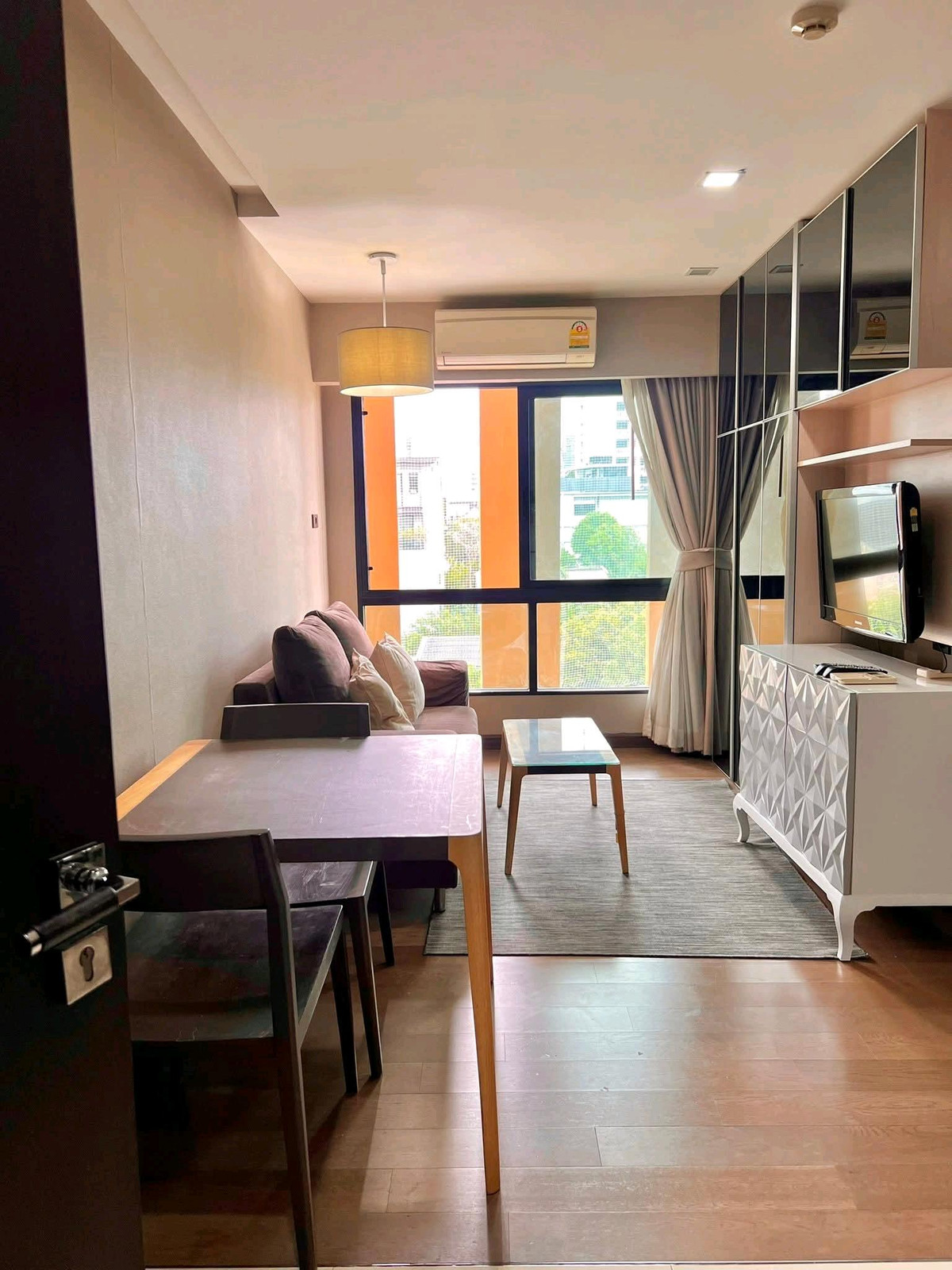 For RentCondoSukhumvit, Asoke, Thonglor : 💛 Live comfortably, convenient to travel, in a very prime location.
Ti Dee Condominium Thonglor 17, easy travel, near BTS Thonglor.