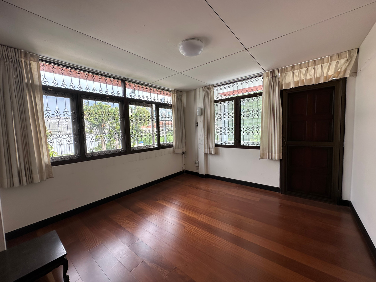 ขายบ้านสุขุมวิท อโศก ทองหล่อ : 🏡 บ้านเดี่ยว - แปลงมุมสุดพิเศษ บนทำเลสุขุมวิท 64 – ใกล้ BTS และทางด่วน |  🏡 2-Storey Corner Residence @ Golden Location - Sukhumvit 64