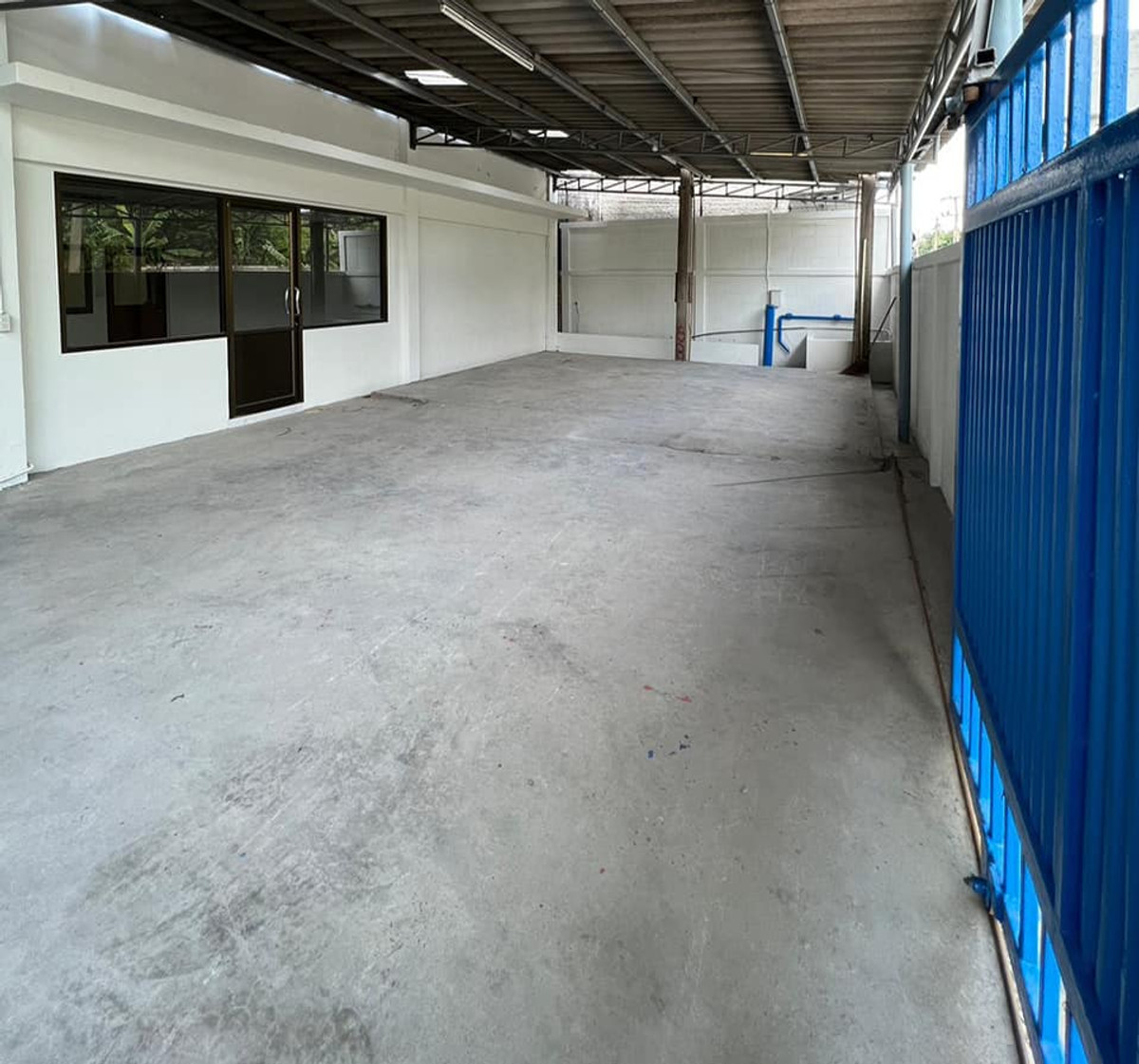 #ให้เช่าโรงงานโกดังใกล้บิ๊กซีอ้อมใหญ่ สีม่วง พื้นที่ 1,000 ตารางเมตร    Loading...