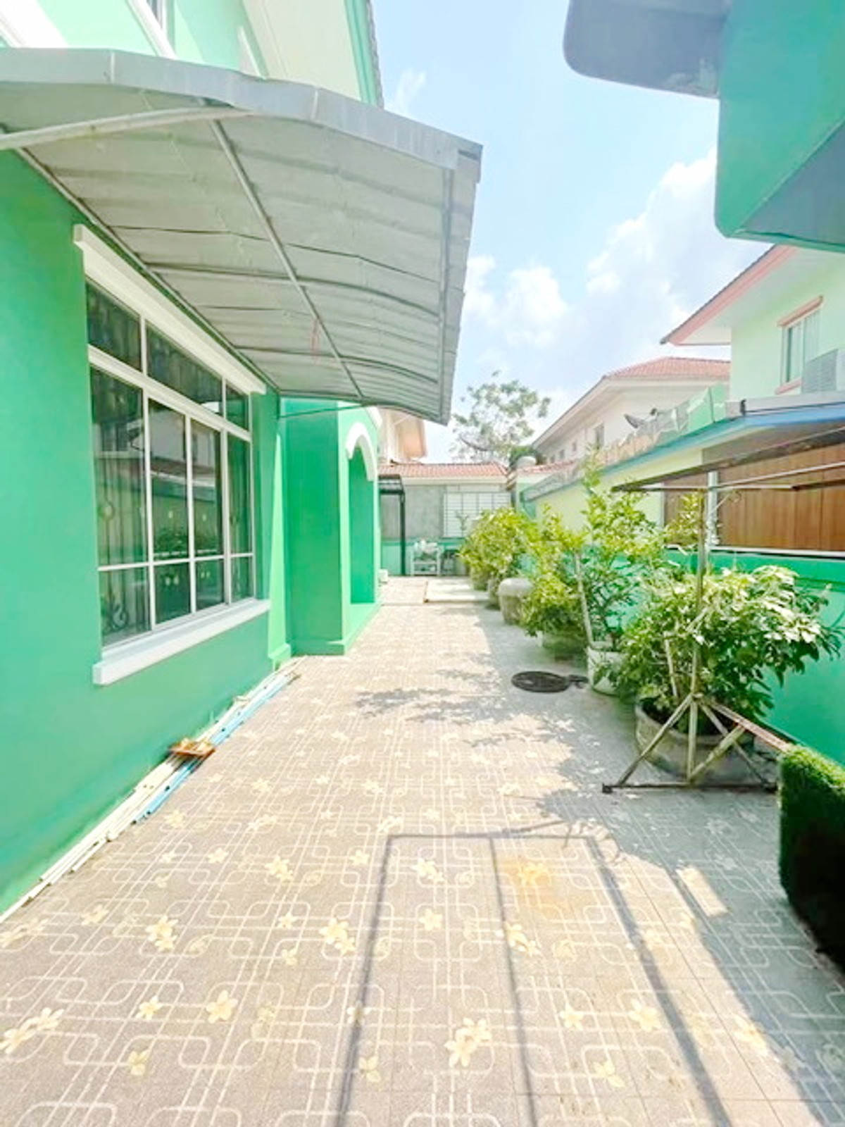 Phassorn Flora ville Royal ville BuengKlo Industrial Estate 1.4km. 2-story house for rent fully fur Loading...