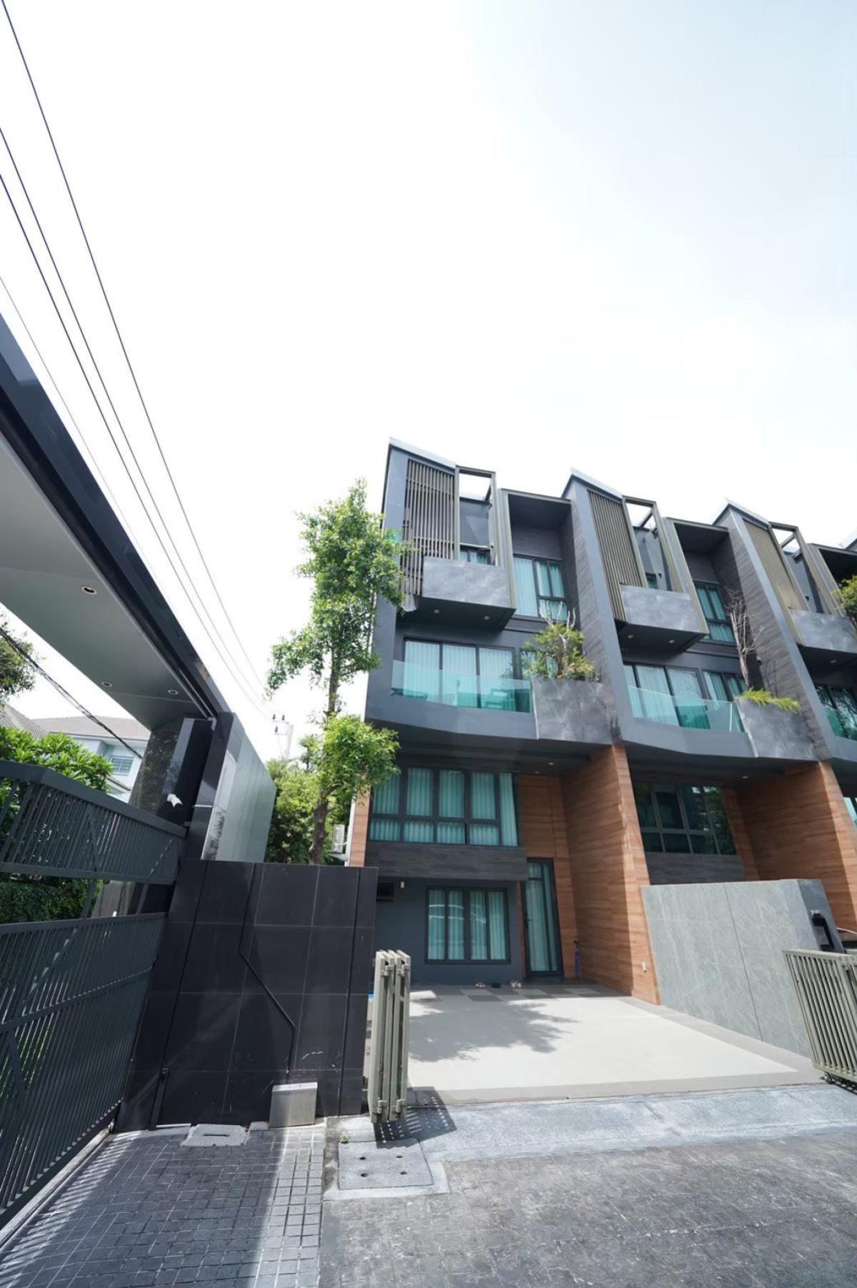 ขายบ้านลาดพร้าว เซ็นทรัลลาดพร้าว : ขายบ้าน  ดิ เอท จตุจักร - รัชดา ห้องมุม หน้ากว้าง จอมพล  เขต จตุจักร กรุงเทพ CX-134977