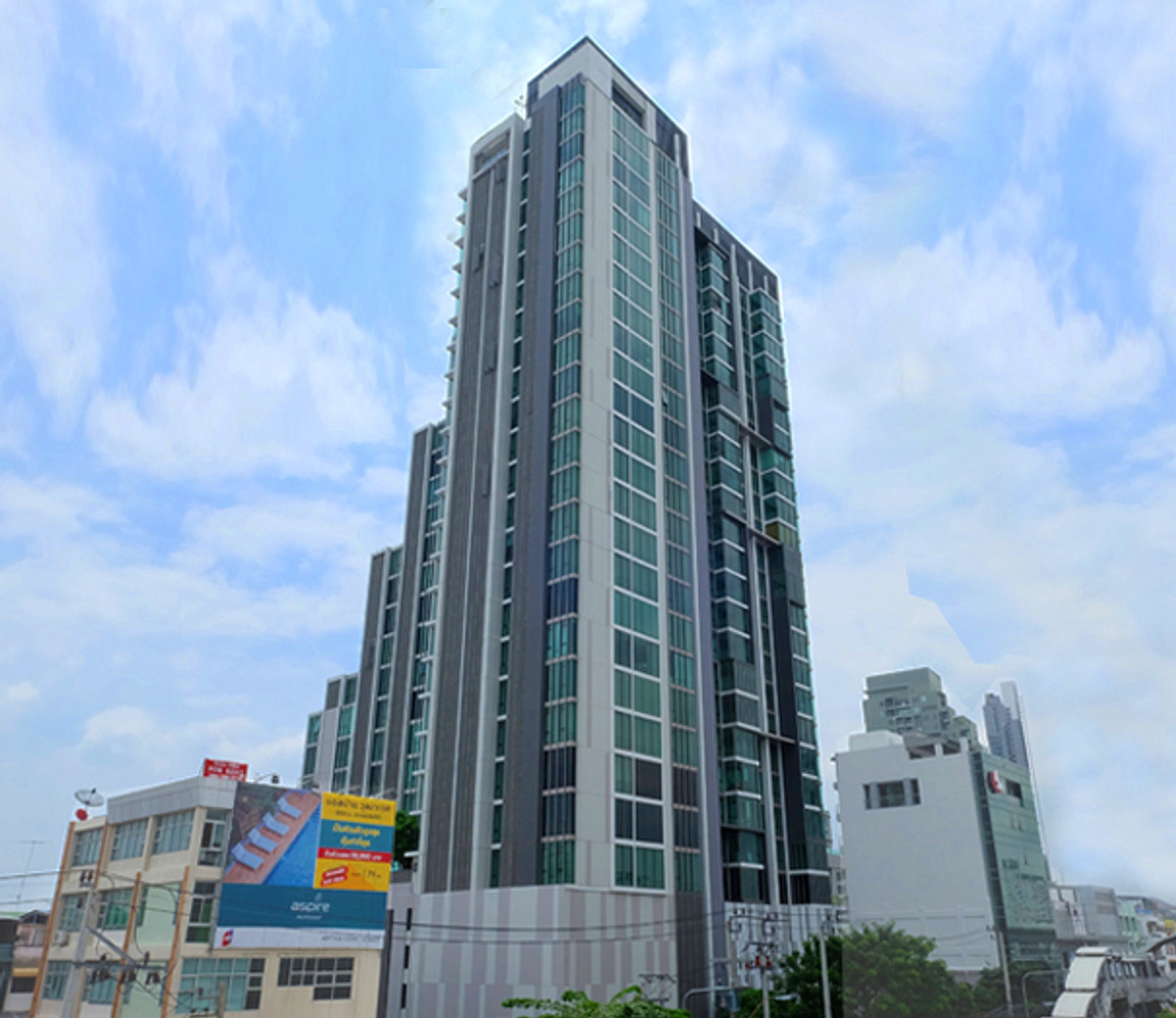 For RentCondoWongwianyai, Charoennakor : ✨ Want to be near the city but not too busy? The Room BTS Wongwian Yai is the answer ✔