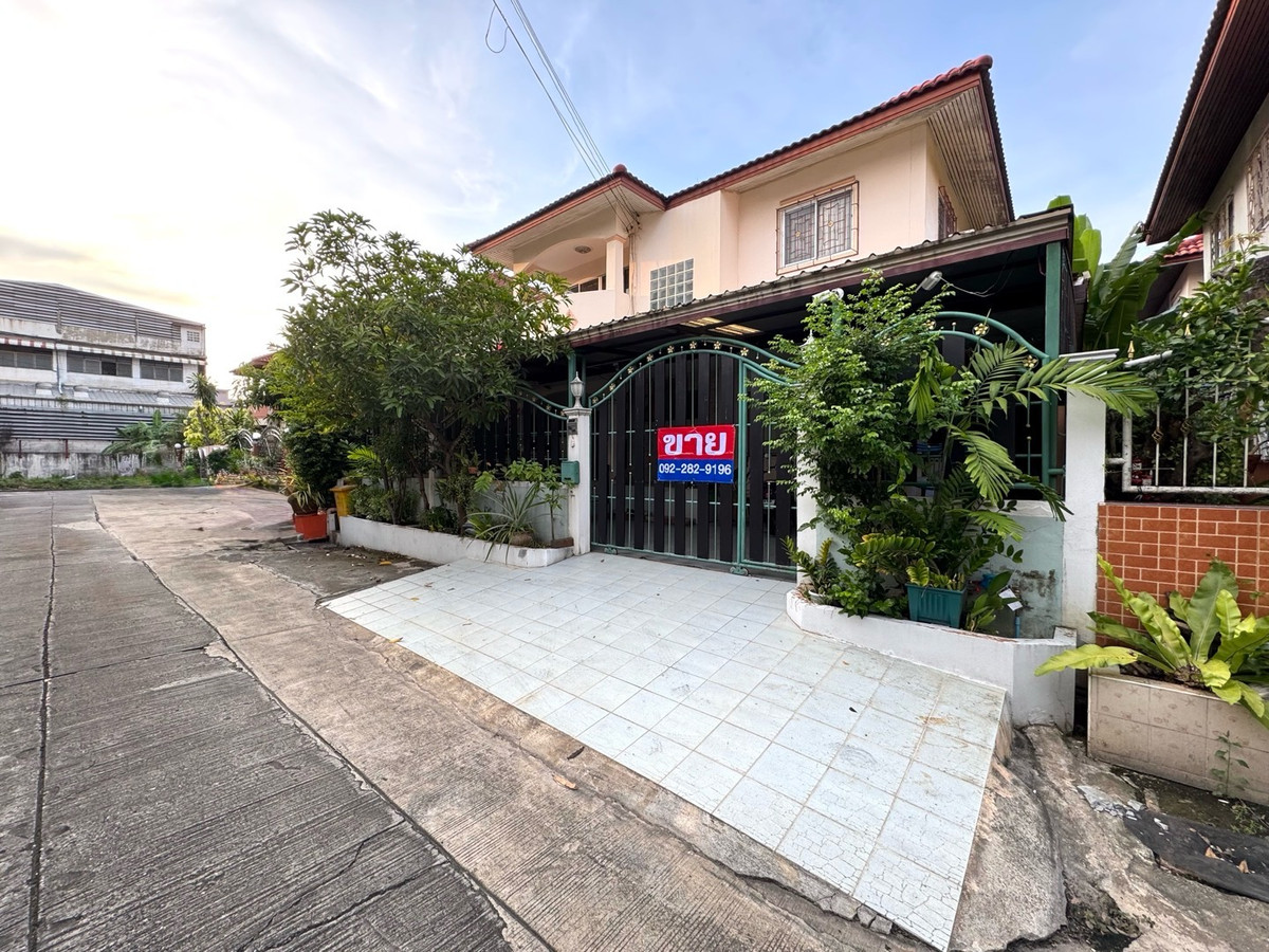 For SaleHouseBang kae, Phetkasem : Single house for sale Thaweethong Village 3, Phetkasem 69, convenient travel, near MRT Lak Song. 
Suitable for living or home office.