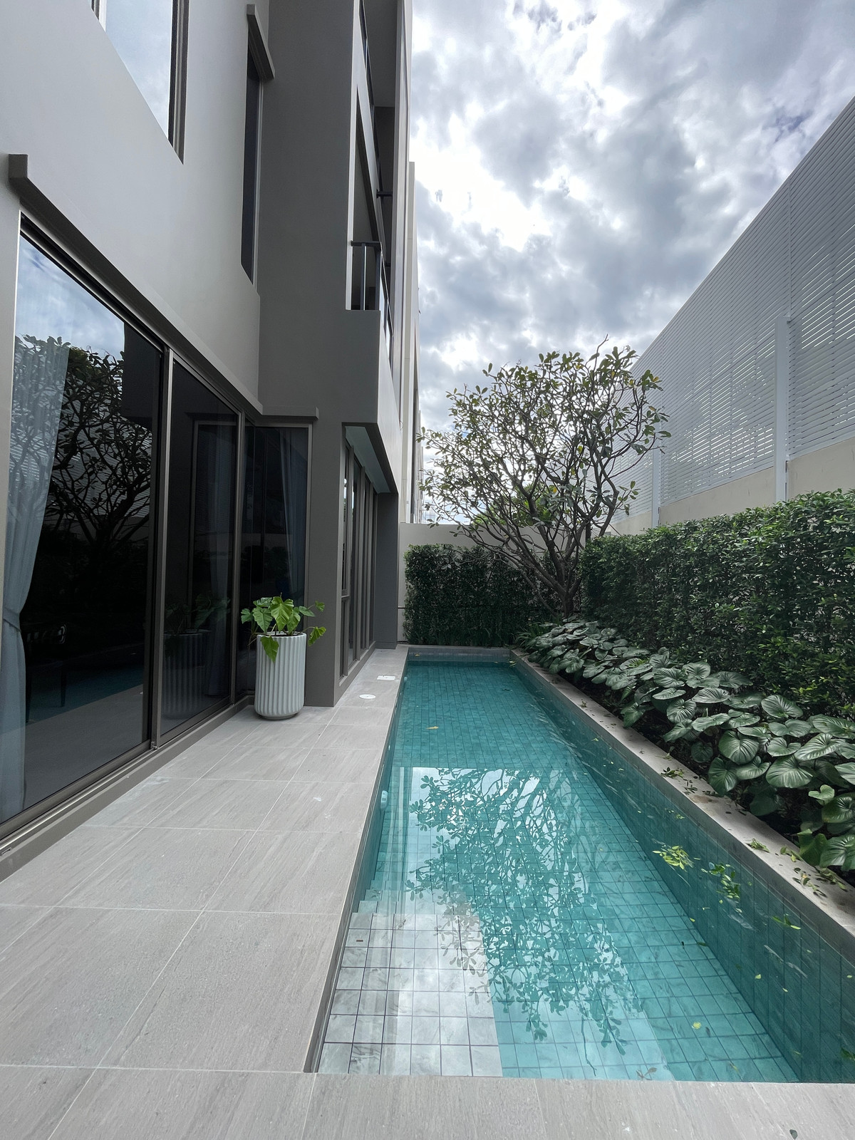 ขายบ้านเกษตร นวมินทร์ ลาดปลาเค้า : ขาย Providence Lane Kaset – Nawamin บ้านเดี่ยวหรู 3 ชั้น ลิฟต์ส่วนตัว + สระว่ายน้ำ ทำเลพรีเมียมลาดปลาเค้า 89 ฟังก์ชั่น 4 ห้องนอน | 5 ห้องน้ำ | 4 ที่จอดรถ บ้านเดี่ยว Luxury ระดับ Rare Item ทำเลศักยภาพ เกษตร–นวมินทร์ ใกล้ทางด่วน รถไฟฟ้า 2 สาย 