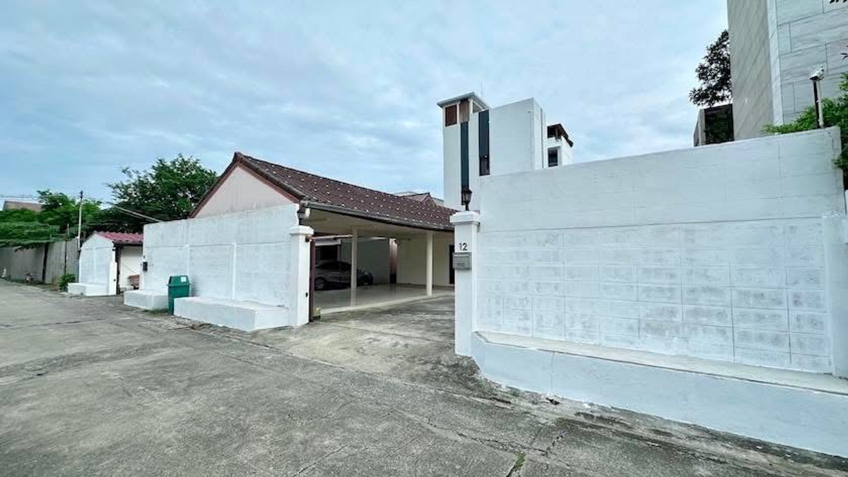 ✨ 1-story detached house for rent, Lat Phrao 71–Soi Nakniwat 39, 9 bedrooms, 6 bathrooms, total area 220 sq m (largest plot in the zone), connected to many routes. Loading...