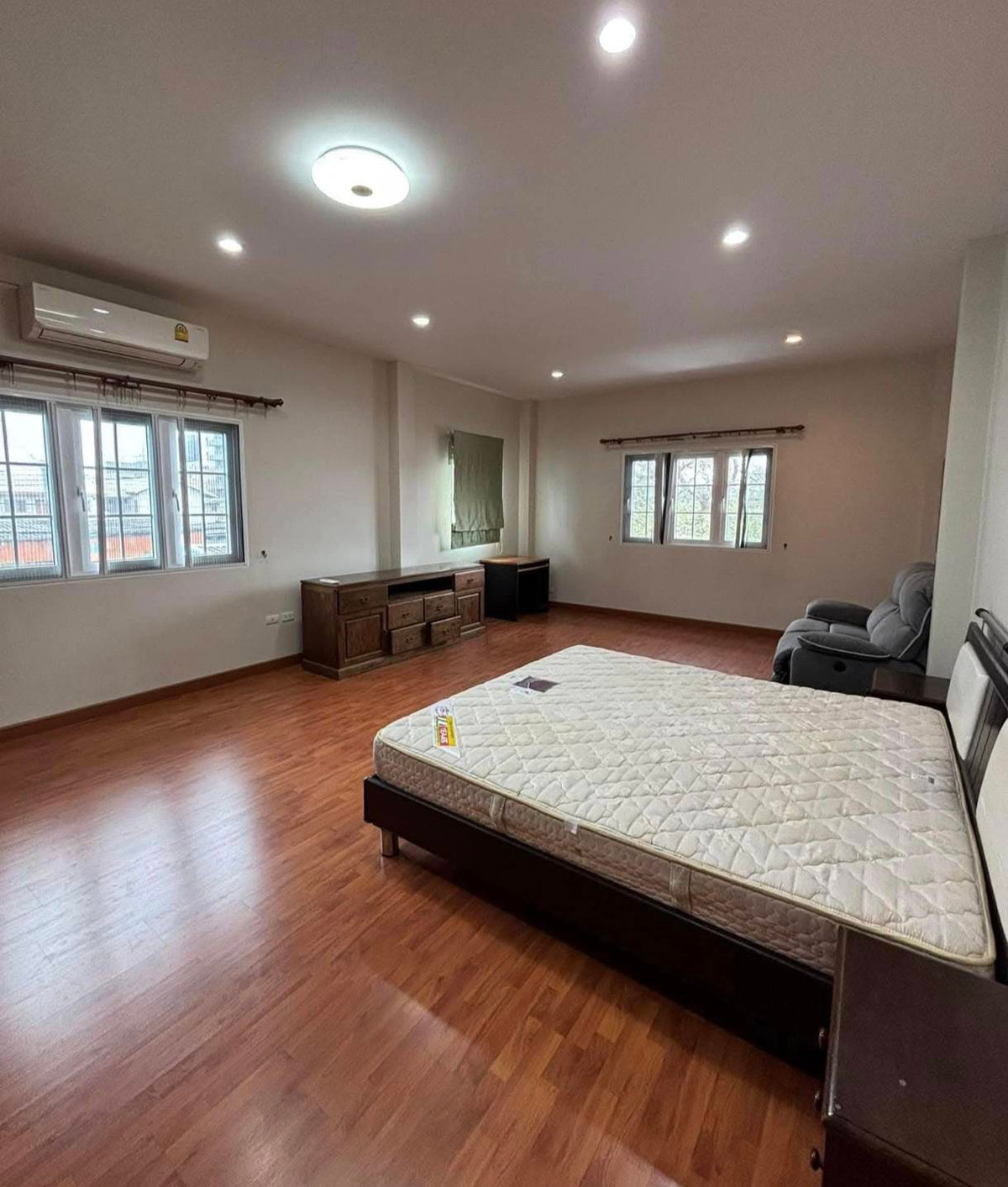 For SaleHousePattaya, Bangsaen, Chonburi : Detached House Sukhumvit Soi 5 Saensuk Bangsaen Chonburi / 6 Bedrooms (FOR SALE) YEAN022