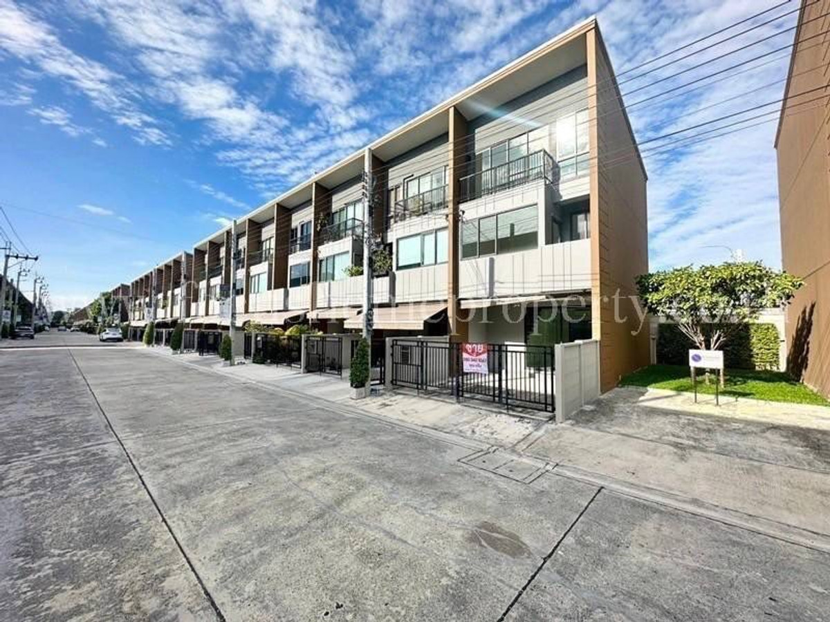 ขาย 🏢 ทาวน์โฮม 3 ชั้นหลังริม สภาพใหม่ไม่เคยเข้าอยู่  โครงการ บ้านกลางเมือง สุขุมวิท-อ่อนนุช  Loading...