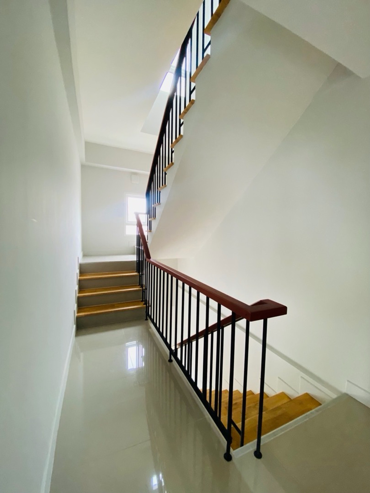 ให้เช่าทาวน์โฮมบางนา แบริ่ง ลาซาล : ซอยลาซาล24-แบริ่ง13 ให้เช่า ทาวน์โฮม 3.5 ชั้น 3จอดรถ 2ห้องนอน 3ห้องน้ำ