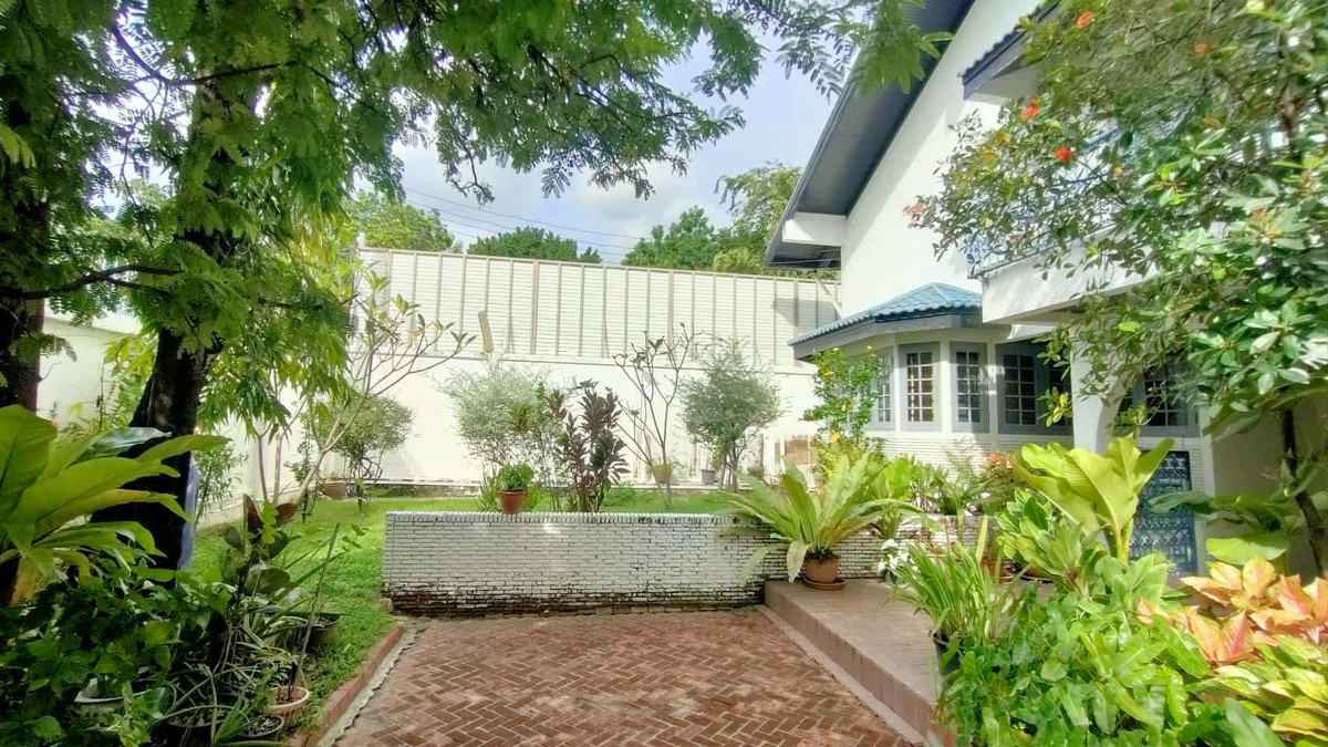 House for sale along Ekkamai-Ramindra Expressway, 2-story detached house (nice location), area 1-0-0 rai, usable area 1,000 sq m., 4 bedrooms, 4 bathrooms, has a very large private garden. Loading...