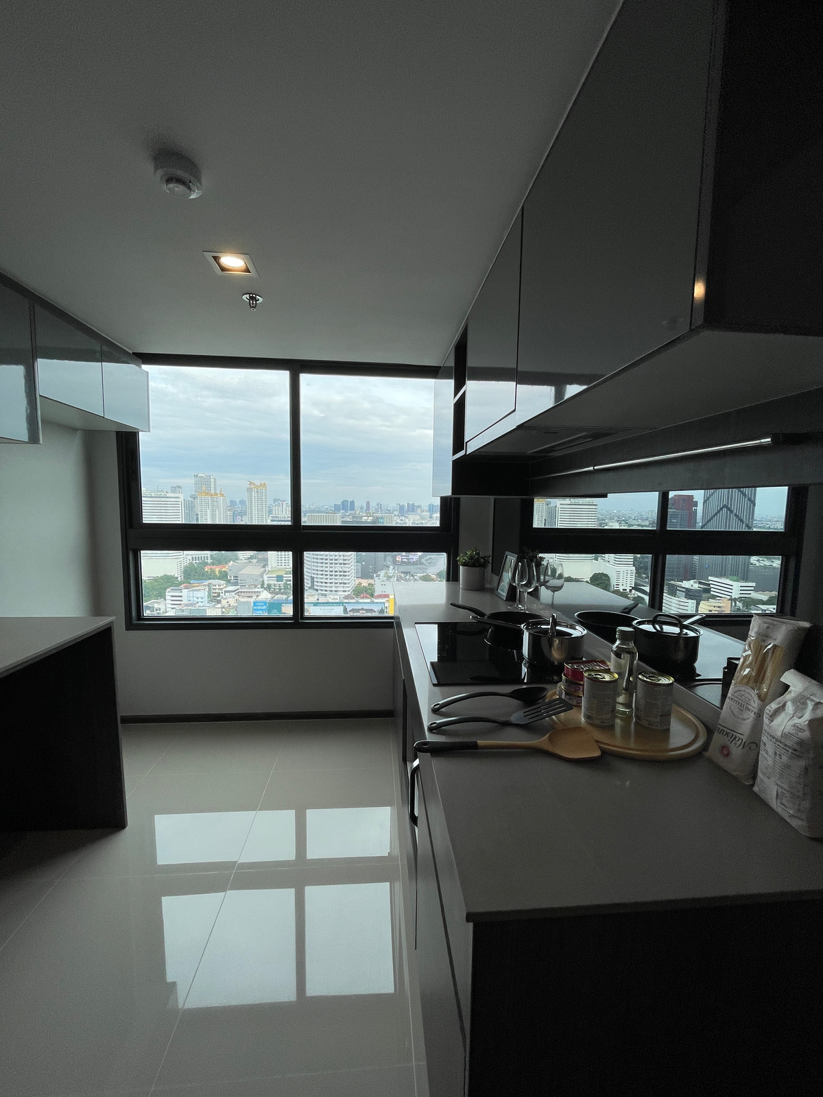 ขายคอนโดพระราม 9 เพชรบุรีตัดใหม่ RCA : ขายคอนโด IDEO พระราม 9 – อโศก | ห้องสวยชั้นสูง ราคาโปรสุดคุ้ม ใกล้ MRT พระราม 9 ฟังก์ชั่น 2 Bedroom Hybrid พร้อมเฟอร์ครบ เข้าอยู่ได้ทันที