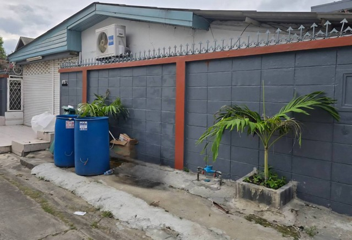 For RentHouseRatchadapisek, Huaikwang, Suttisan : One-story house for rent, 100 sq m., suitable for storage, live broadcast, on Sutthisan Road. Near MRT only 1 kilometer.