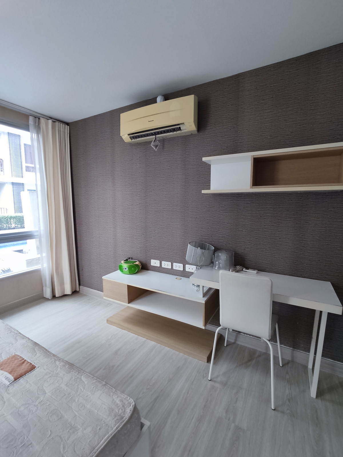 🚝Near the BTS 👜 and shopping areas 🏪Near Central Chaengwattana ☘️Large room 💦next to the swimming pool Loading...