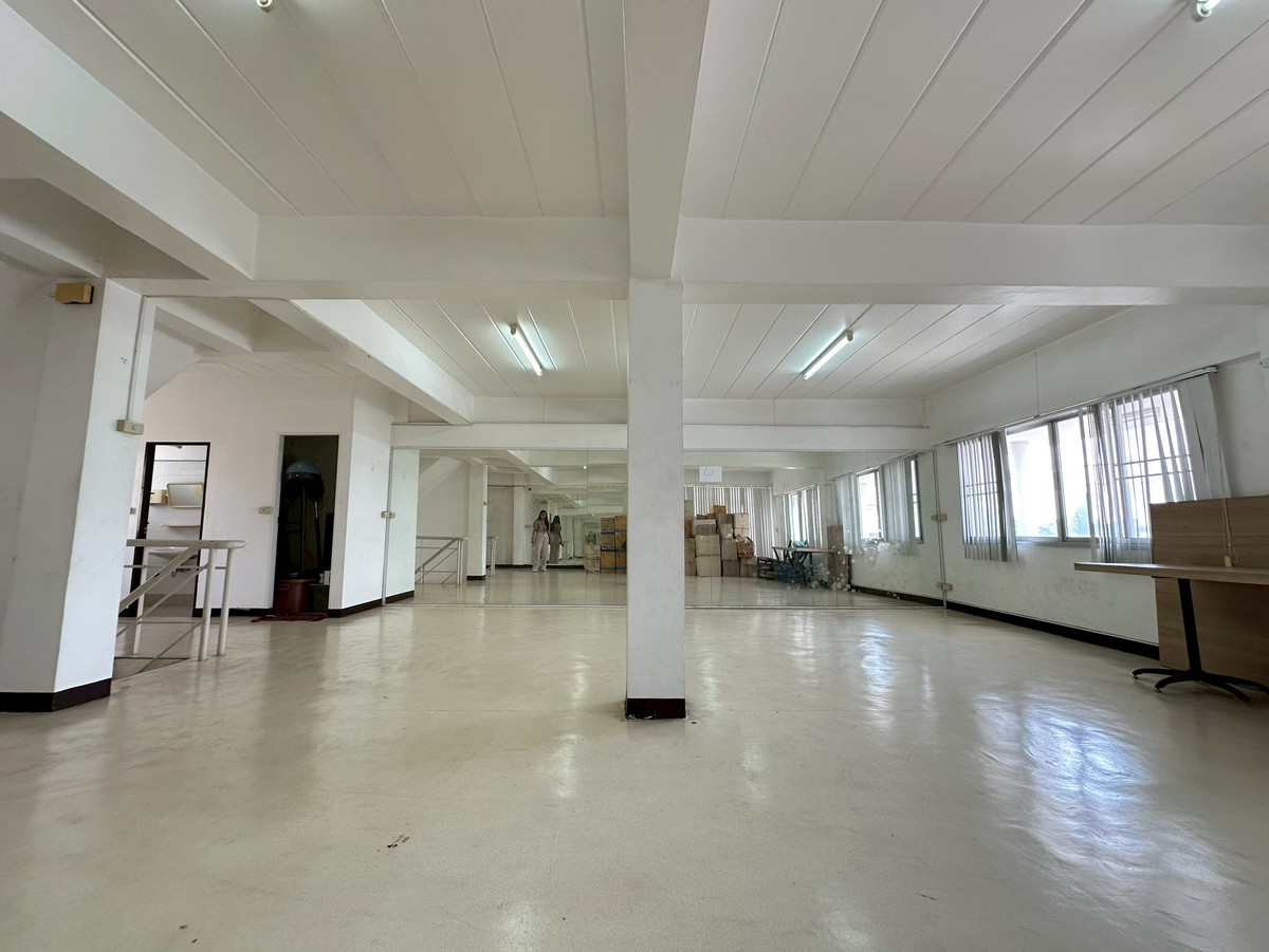 Commercial building for sale, corner unit, 2 units, Thipawan Village, Thepharak, near BTS Thipawan, only 600 meters! Loading...