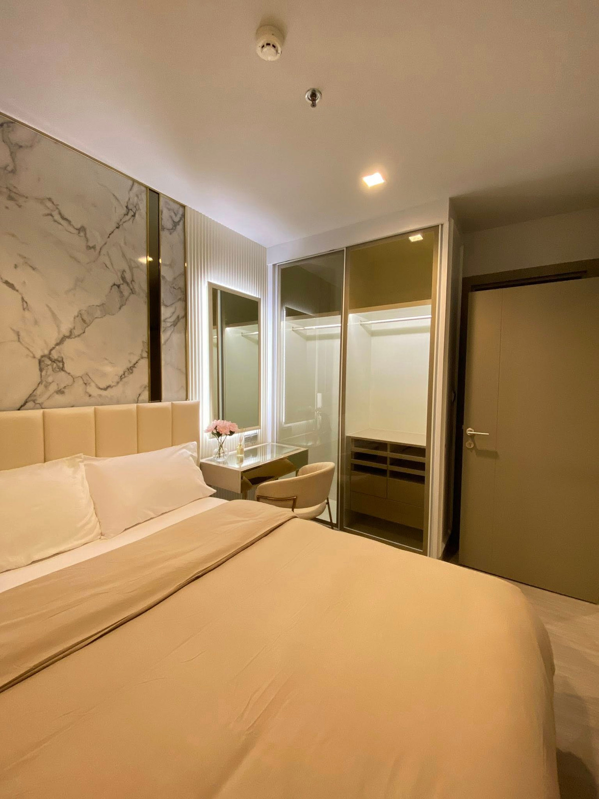 For SaleCondoRama9, Petchburi, RCA : Life Asoke - Rama 9 / 1 Bedroom (SALE WITH TENANT), Life Asoke - Rama 9 / 1 Bedroom (Sale with Tenant) TARN196