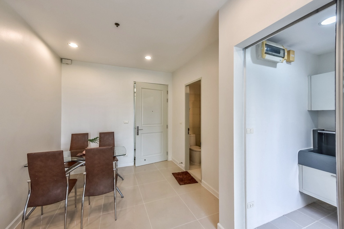 🔥 For rent Q HOUSE Sathorn, luxury condo next to BTS 🔥 📍 Next to BTS Krung Thonburi (only 0 meters walk!) Loading...