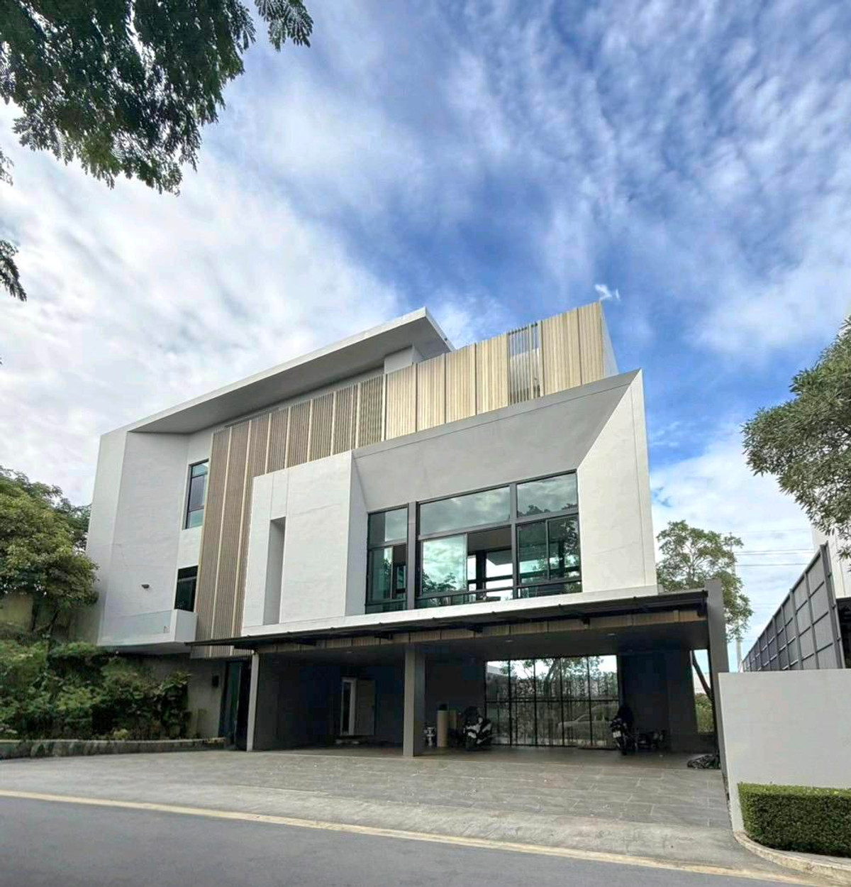 For RentHousePattanakan, Srinakarin : 🌜🌟🌛For rent, the largest luxury house in the Nantawan Rama 9 - Srinakarin project.