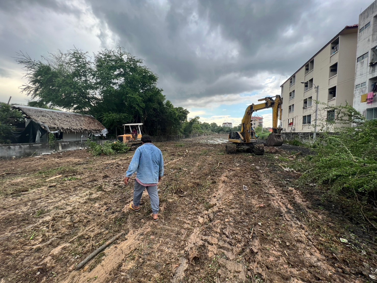 ขายที่ดินเปล่าในราคาประเมิน ถมแล้ว ขนาด 305 ตรว. ถนนร่มเกล้า ใกล้สนามบินสุวรรณภูมิ  Loading...