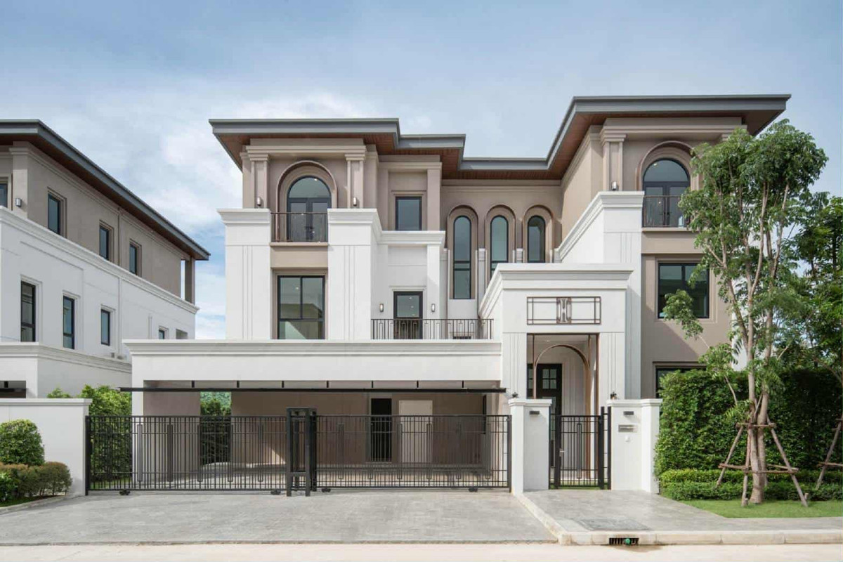 For RentHousePattanakan, Srinakarin : For rent: Cinq Royal Krungthep Kreetha, a luxurious 3-story house with a private elevator, area 120 sq m, usable area 705 sq m, 5 bedrooms, 6 bathrooms, parking for 4 cars, fully furnished, ready to move in.