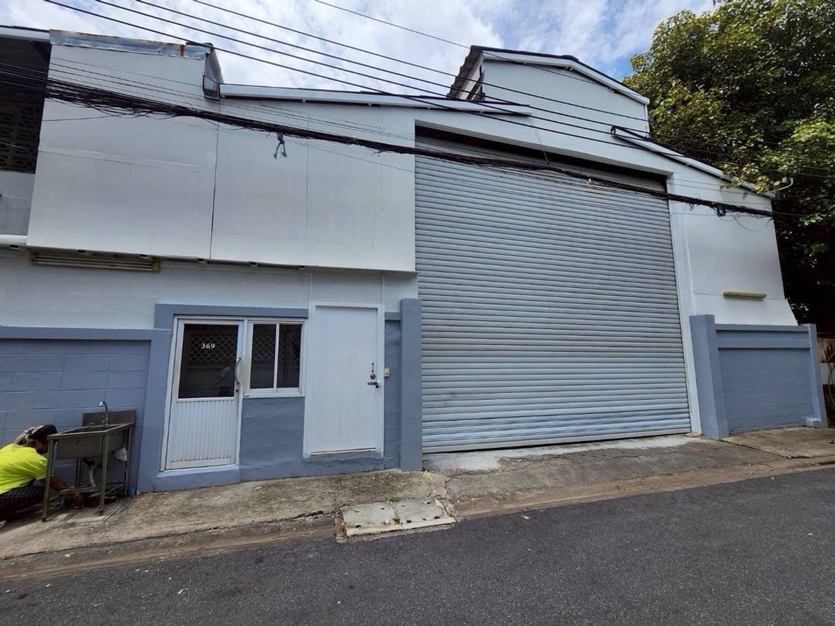 For RentWarehouseRatchadapisek, Huaikwang, Suttisan : Warehouse for rent 
 with large, strong shelves, able to support a lot of weight, quantity 32