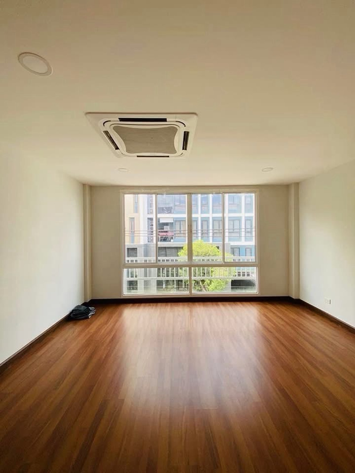 ให้เช่าทาวน์โฮมบางนา แบริ่ง ลาซาล : ซอยลาซาล24-แบริ่ง13 ให้เช่า ทาวน์โฮม 3.5 ชั้น 3จอดรถ 2ห้องนอน 3ห้องน้ำ