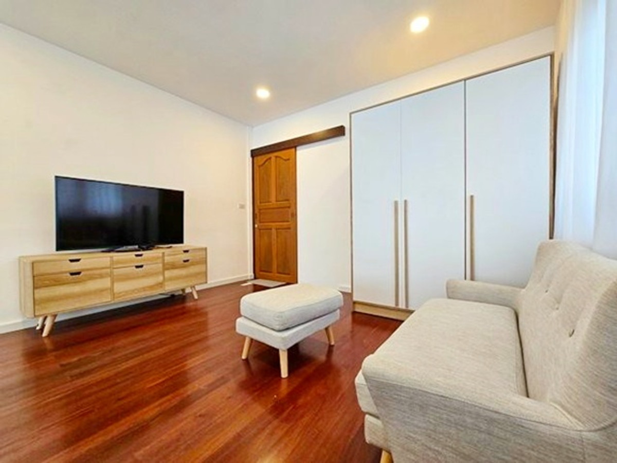 LatPhrao 1-15 Mansion Luxurious 2-story Civil Court Ratchada 19-25 MRT LatPhrao 800m. detached house Loading...