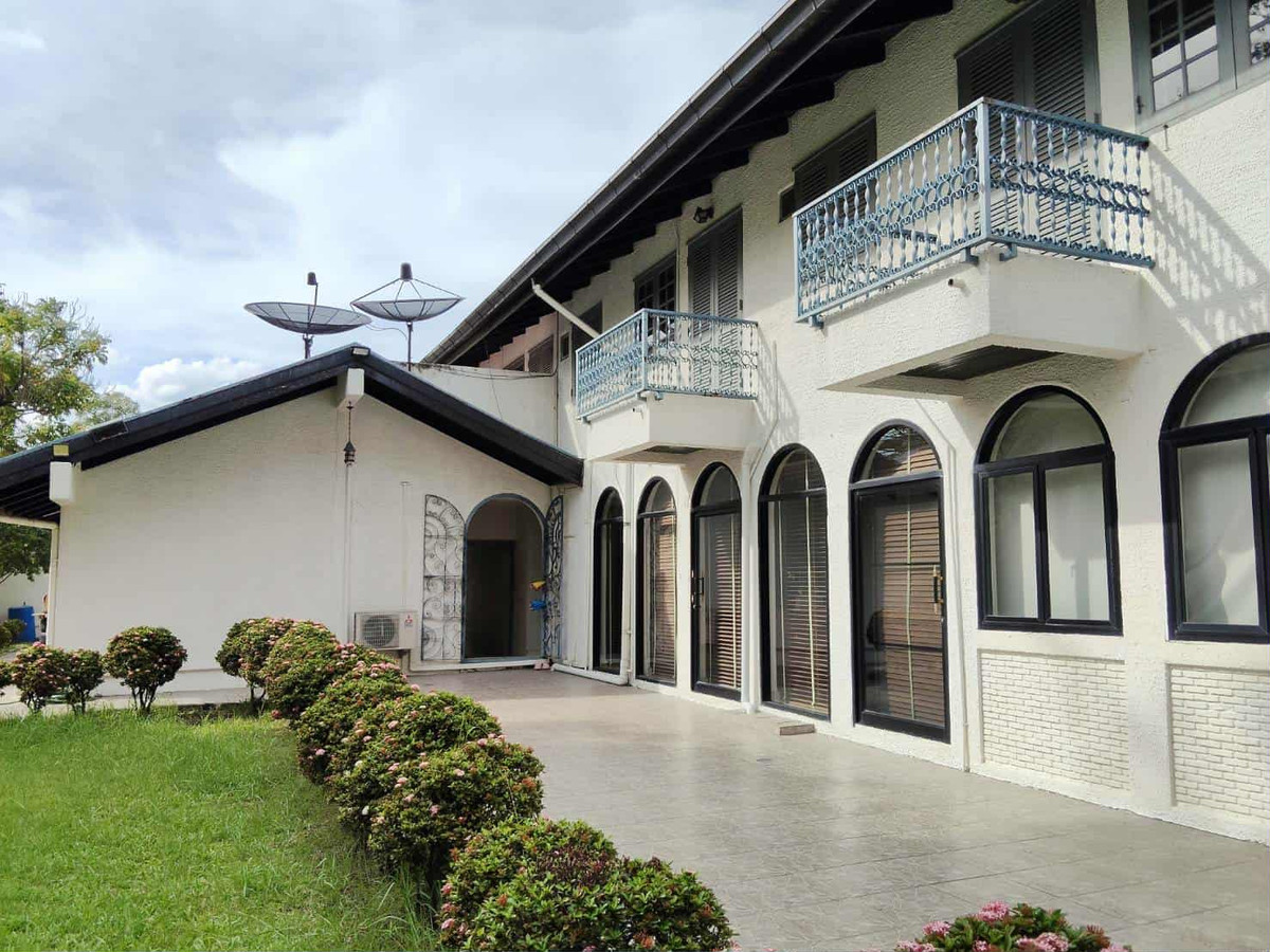 House for sale along Ekkamai-Ramindra Expressway, 2-story detached house (nice location), area 1-0-0 rai, usable area 1,000 sq m., 4 bedrooms, 4 bathrooms, has a very large private garden. Loading...