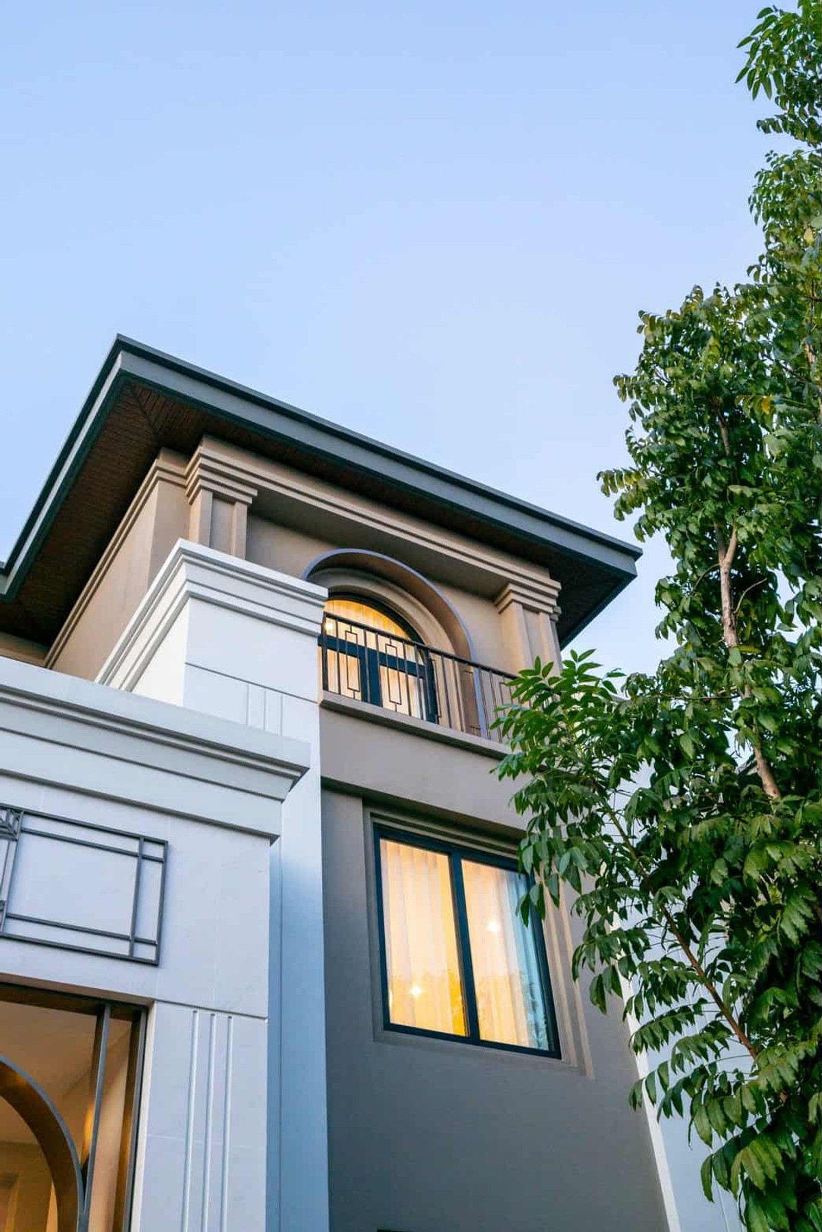 For rent: Cinq Royal Krungthep Kreetha, a luxurious 3-story house with a private elevator, area 120 sq m, usable area 705 sq m, 5 bedrooms, 6 bathrooms, parking for 4 cars, fully furnished, ready to move in. Loading...