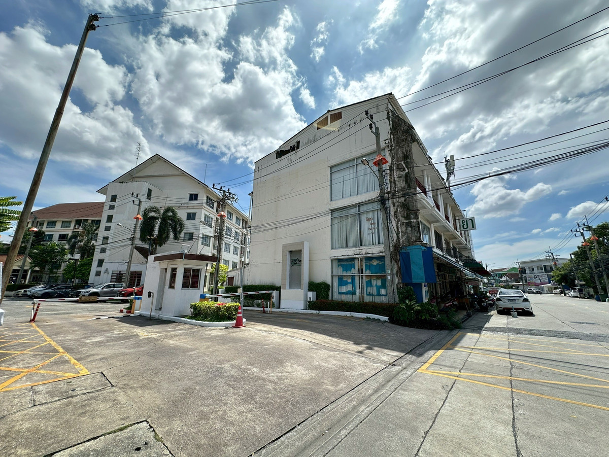 Commercial building for sale, corner unit, 2 units, Thipawan Village, Thepharak, near BTS Thipawan, only 600 meters! Loading...