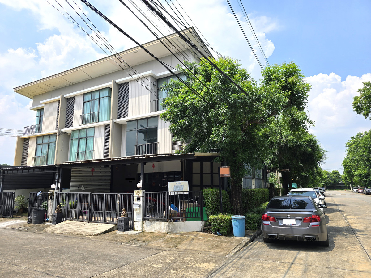 For rent, 3-story townhome, Pruksa Ville 64 Sai Mai Village, corner unit, beginning of the project, with office equipment. You can rent it for an office. Loading...