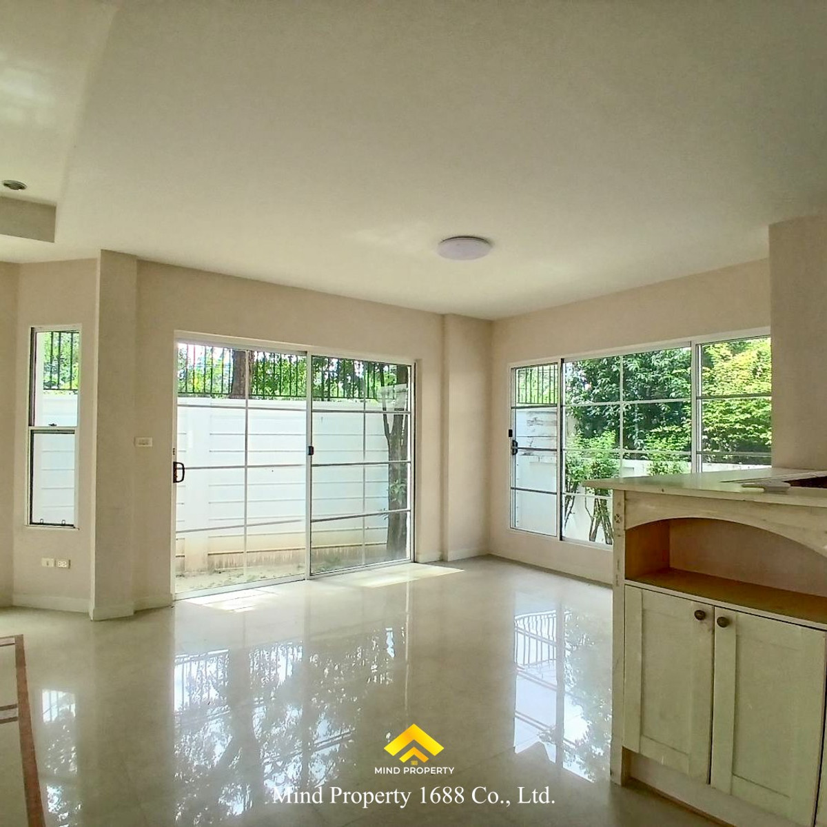 Beautiful detached house Ready to move in, Manthana Village Watcharapol 2, near Watcharapol Road 3 minutes, Ramindra-At Narong Expressway only 10 minutes. Loading...