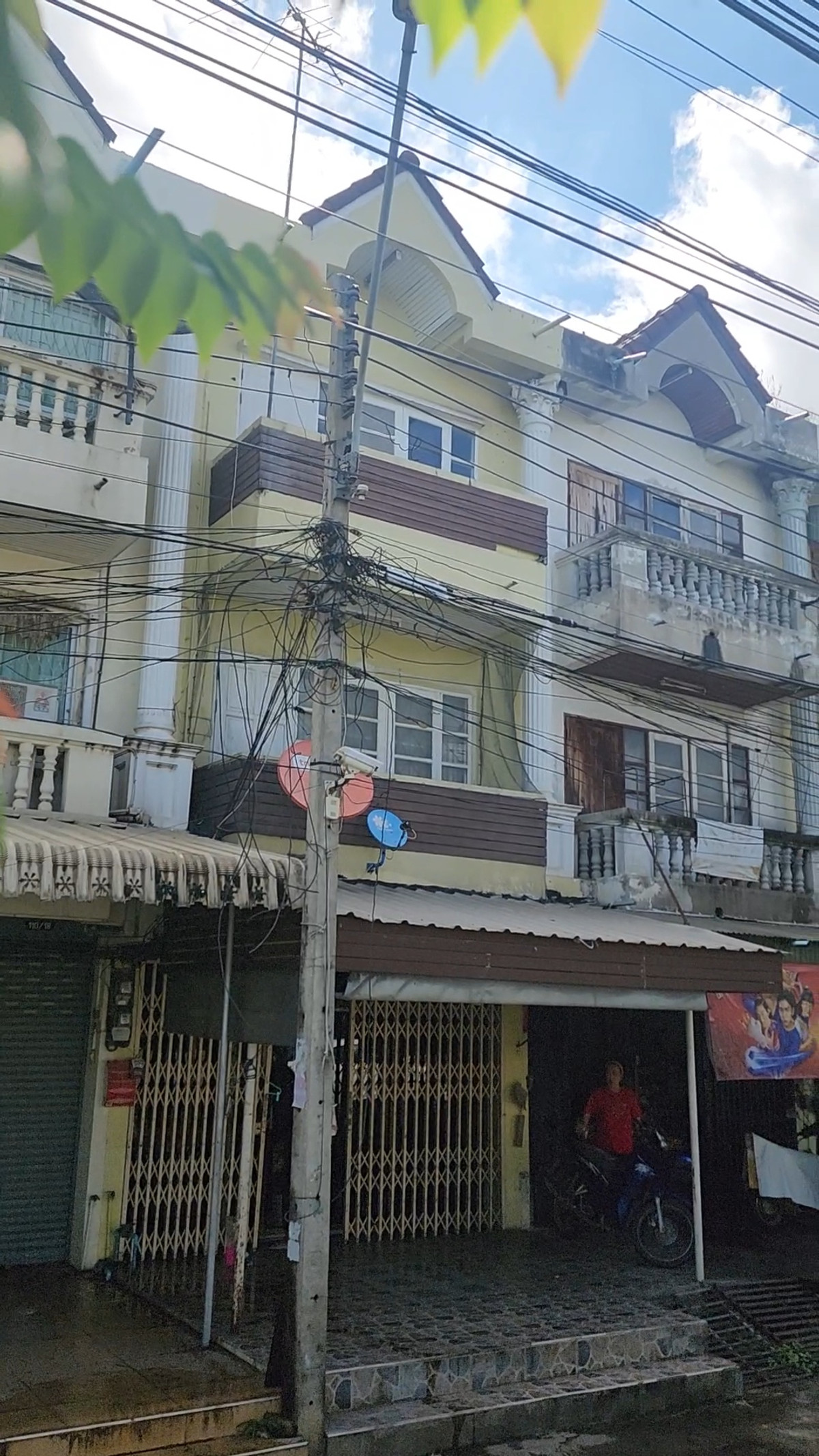 ขายบ้านนครสวรรค์ : อาคาพาณิชย์ 3 ชั้นติดถนน ผนังหินอ่อน พร้อมอยู่