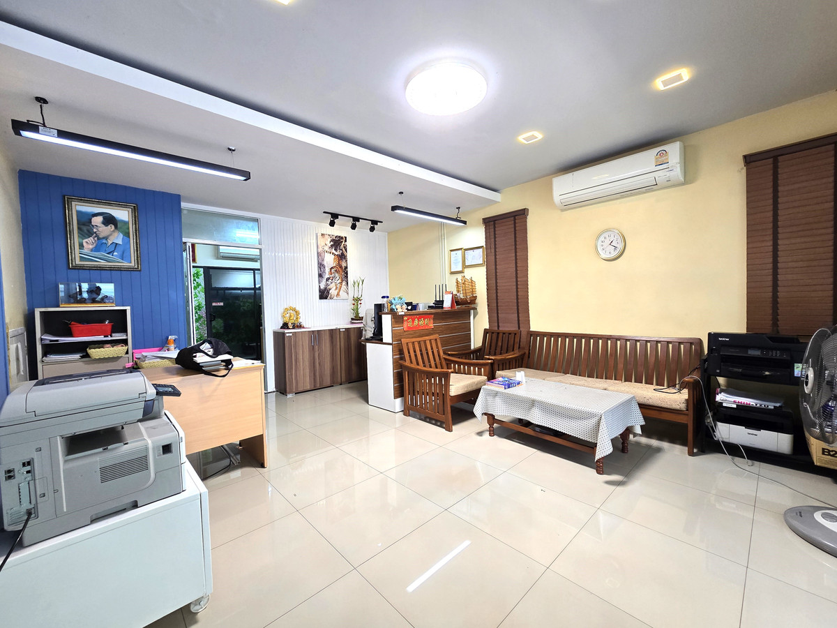 For rent, 3-story townhome, Pruksa Ville 64 Sai Mai Village, corner unit, beginning of the project, with office equipment. You can rent it for an office. Loading...