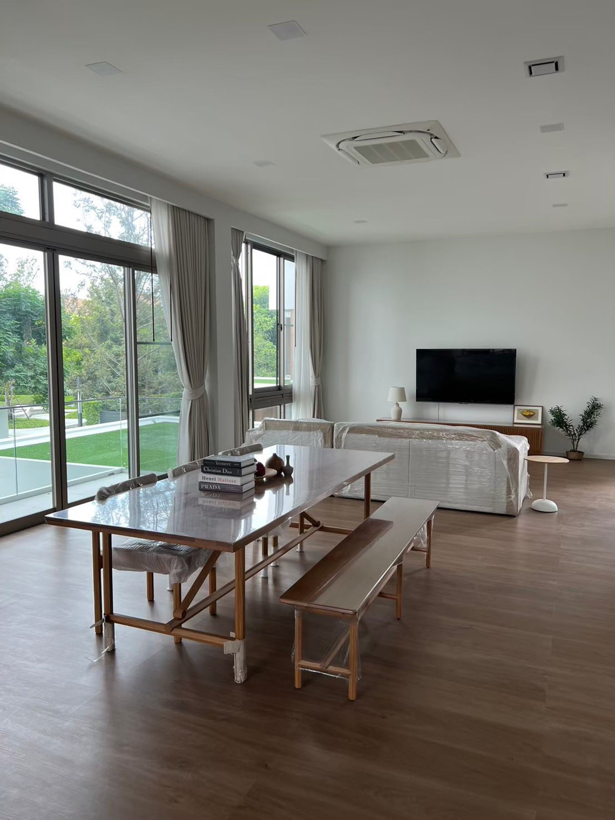 For RentHousePattanakan, Srinakarin : For rent: Veeve Rama 9, 3-story detached house, golf course view, next to Wellington International School, fully furnished.
