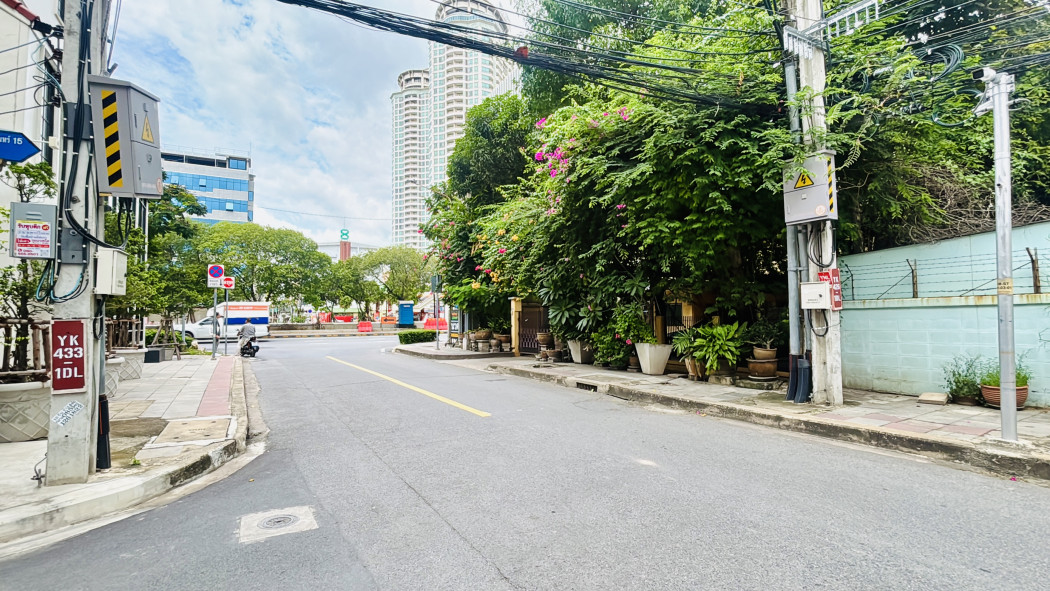 For SaleLandSathorn, Narathiwat : Land for sale in Sathorn, next to Narathiwat Road, size 99 sq wa, with house