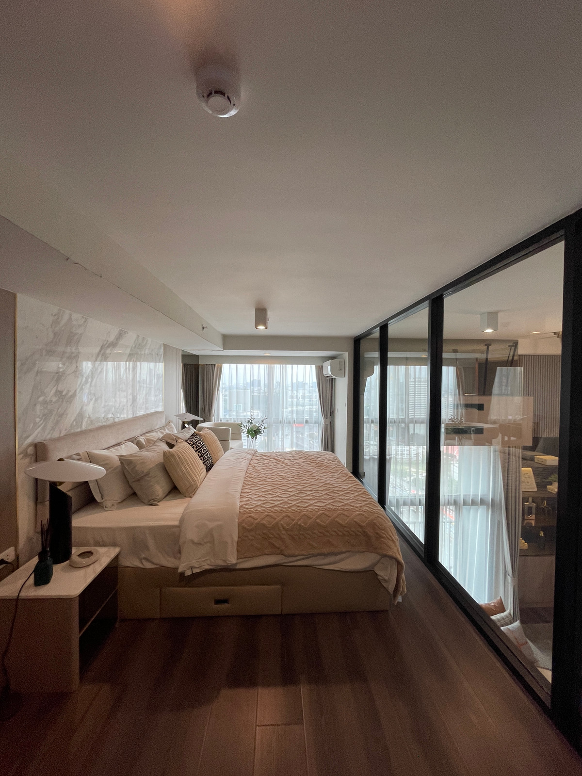 ขายคอนโดพระราม 9 เพชรบุรีตัดใหม่ RCA : ขายคอนโด IDEO พระราม 9 – อโศก | ห้องสวยชั้นสูง ราคาโปรสุดคุ้ม ใกล้ MRT พระราม 9 ฟังก์ชั่น 2 Bedroom Hybrid พร้อมเฟอร์ครบ เข้าอยู่ได้ทันที