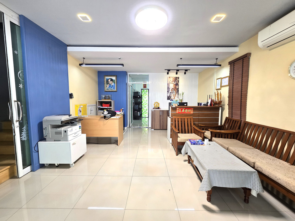 For rent, 3-story townhome, Pruksa Ville 64 Sai Mai Village, corner unit, beginning of the project, with office equipment. You can rent it for an office. Loading...