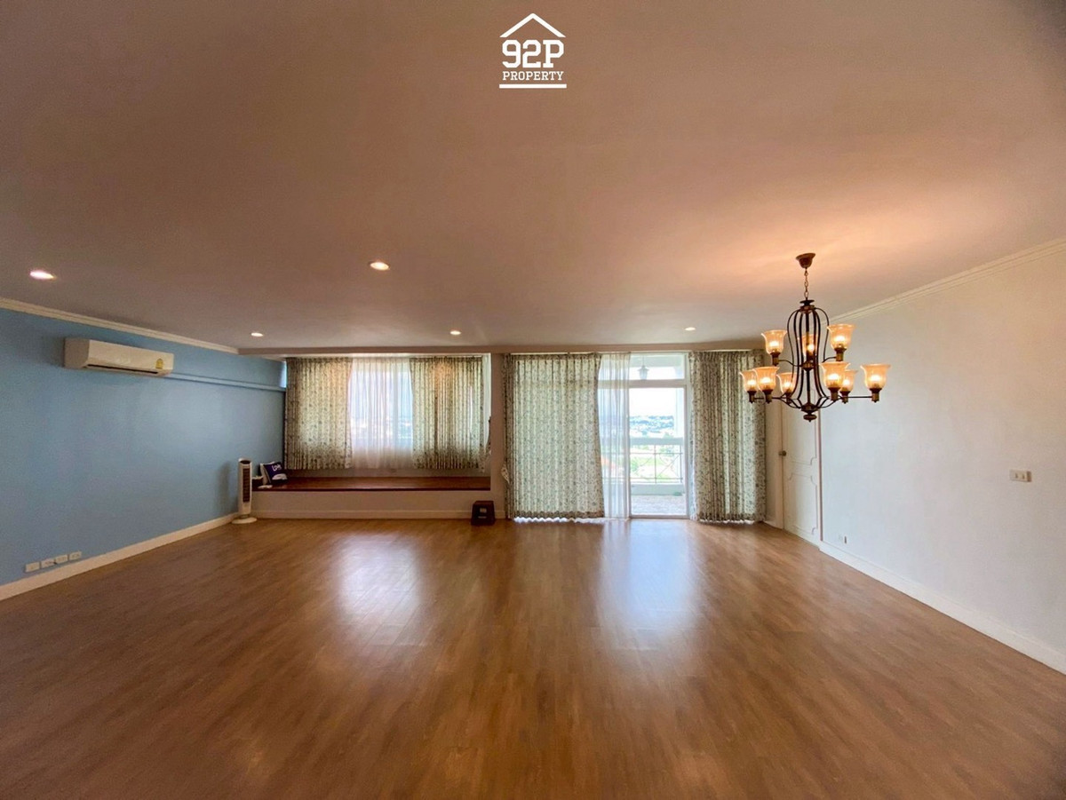 วิวสนามบิน คอนโด รอยัล คาสเทิล พัฒนาการ 30 (Royal Castle Pattanakarn 30) คอนโดห้องใหญ่ ระเบียงกว้าง ใกล้เมือง Loading...