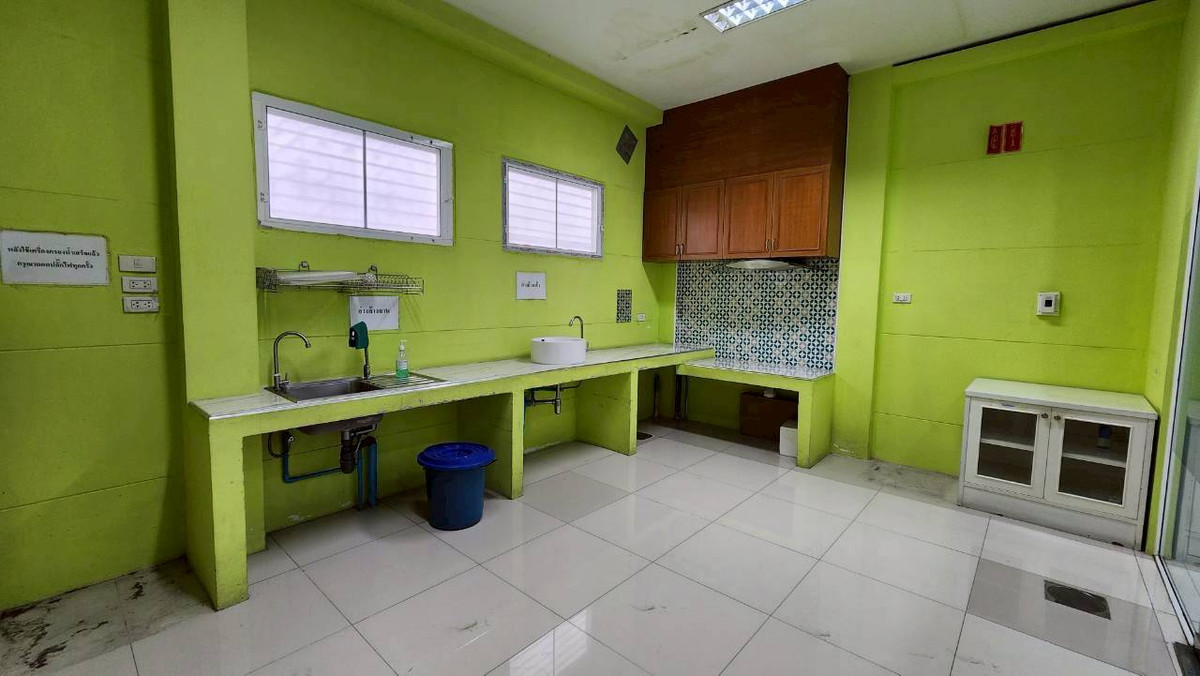 Commercial building for sale, 4 floors, 2 double rooms, Phraya Satcha Road, Muang, Chonburi. Loading...